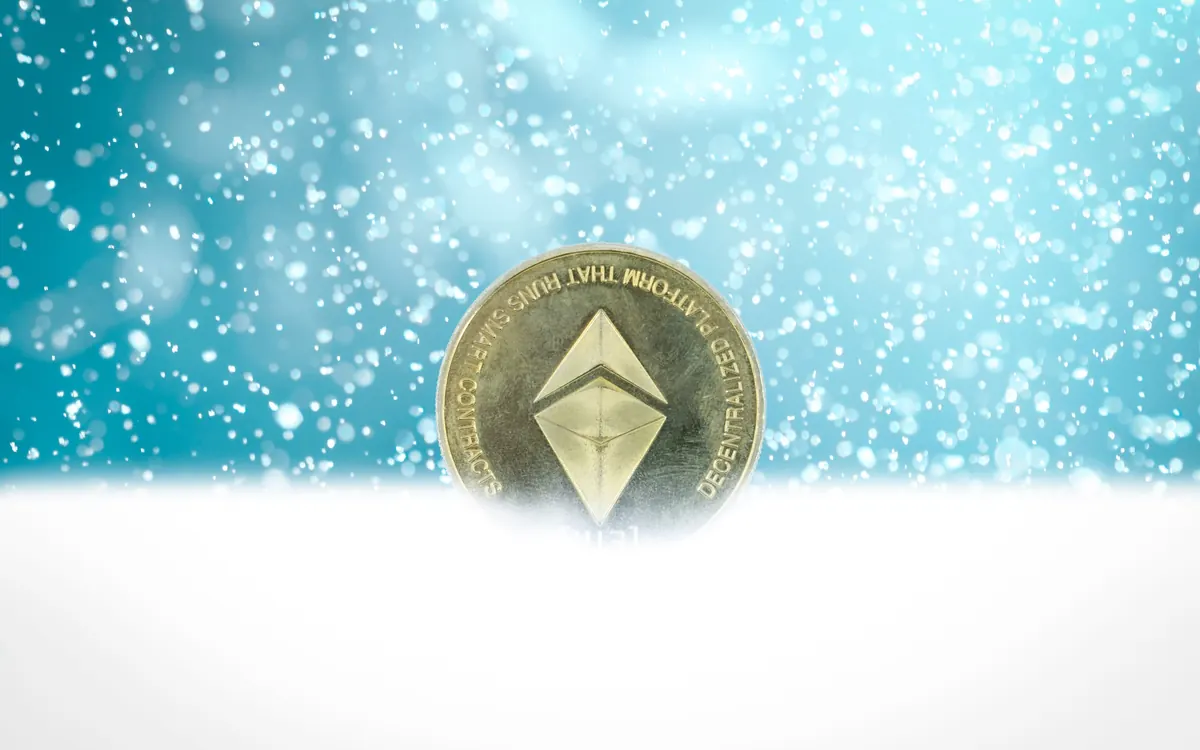 Позолочена фізична монета Ethereum під снігопадом (ілюстративне фото)
