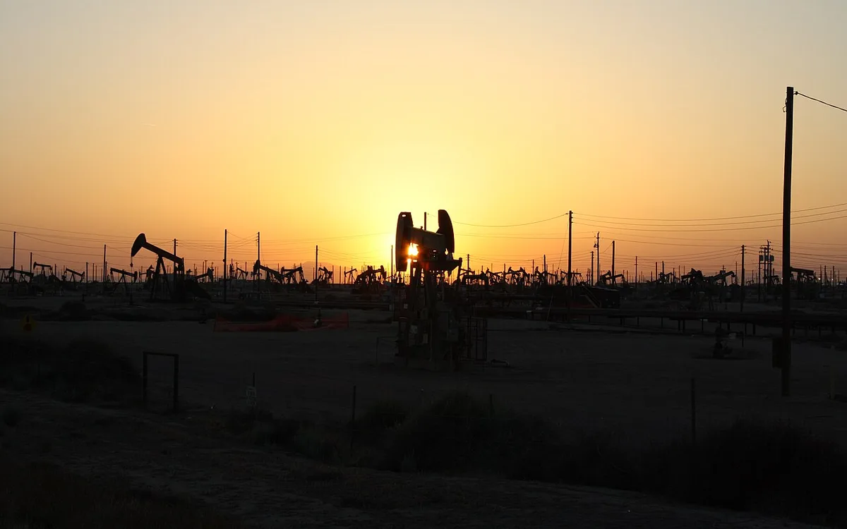Силуэты нефтяных станков-качалок на фоне заката на месторождении Лост-Хиллс в Калифорнии (иллюстративное фото)