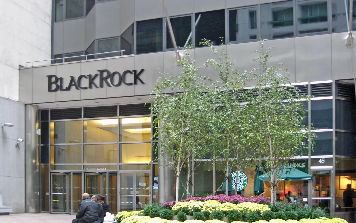 Entrance of BlackRock's headquarters building in New York with its logo above the doors (illustrative photo)