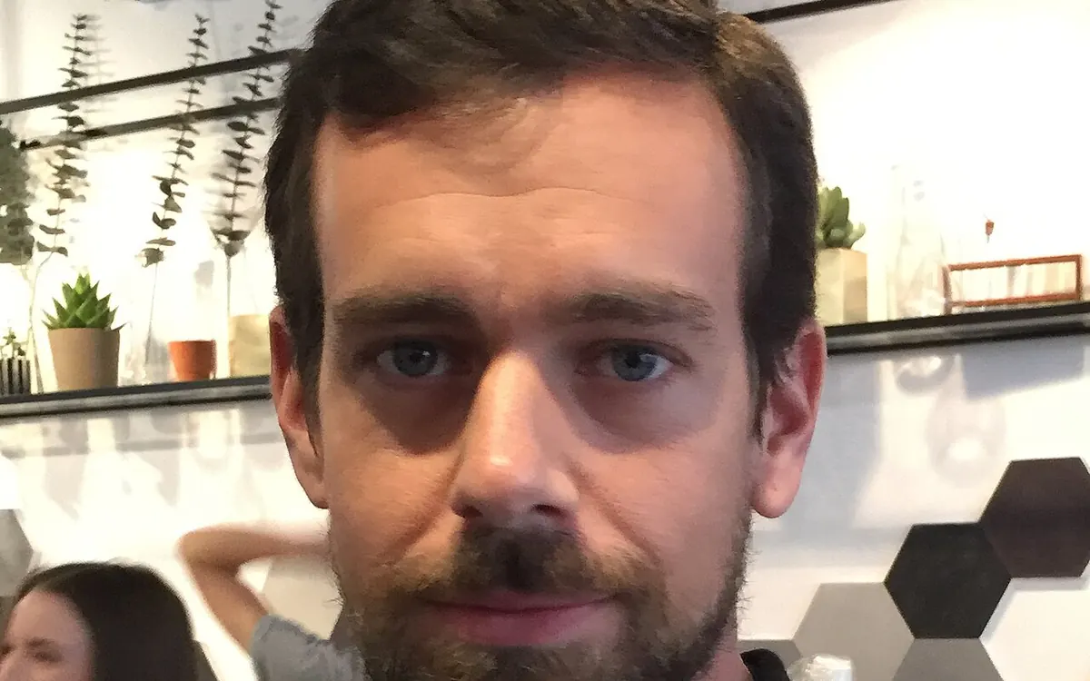 Портрет крупным планом сооснователя и CEO Block Джека Дорси с бородой, фото 2014 года