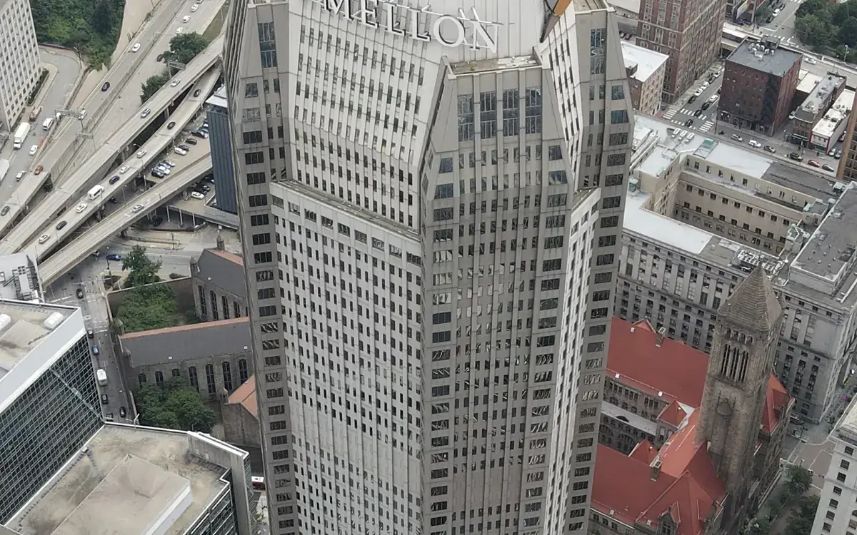 The BNY Mellon Center skyscraper in Pittsburgh seen from above (illustrative photo)