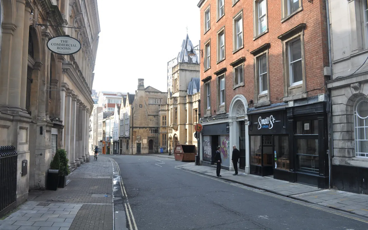 Small Street in Bristol, the street of the city's old Assize Courts, with historic stone buildings (illustrative photo)