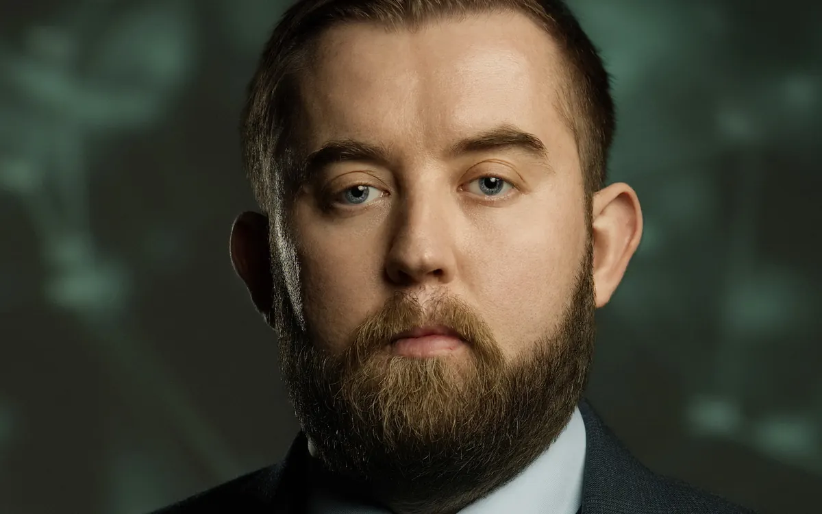 Портрет співзасновника Chainlink Сергія Назарова зі значком Chainlink на лацкані