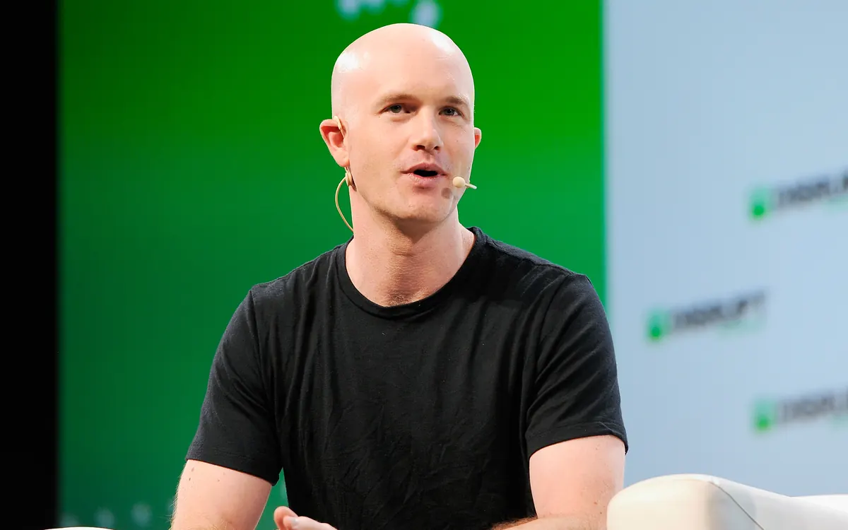 Сооснователь и CEO Coinbase Брайан Армстронг выступает на сцене TechCrunch Disrupt 2018