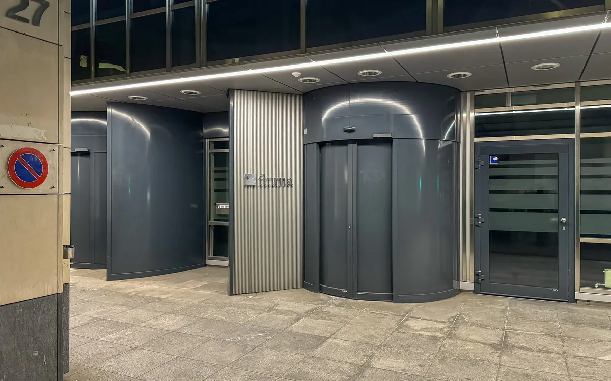 Вход в штаб-квартиру FINMA на Laupenstrasse 27 в Берне с названием FINMA на серой панели