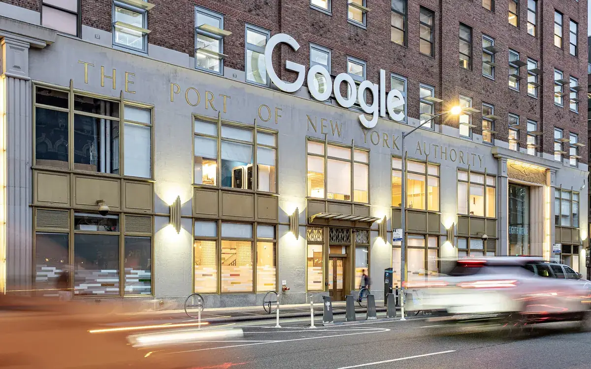 Нью-йоркский офис Google в бывшем здании Port Authority на 111 Eighth Avenue, подсвеченный в сумерках (иллюстративное фото)