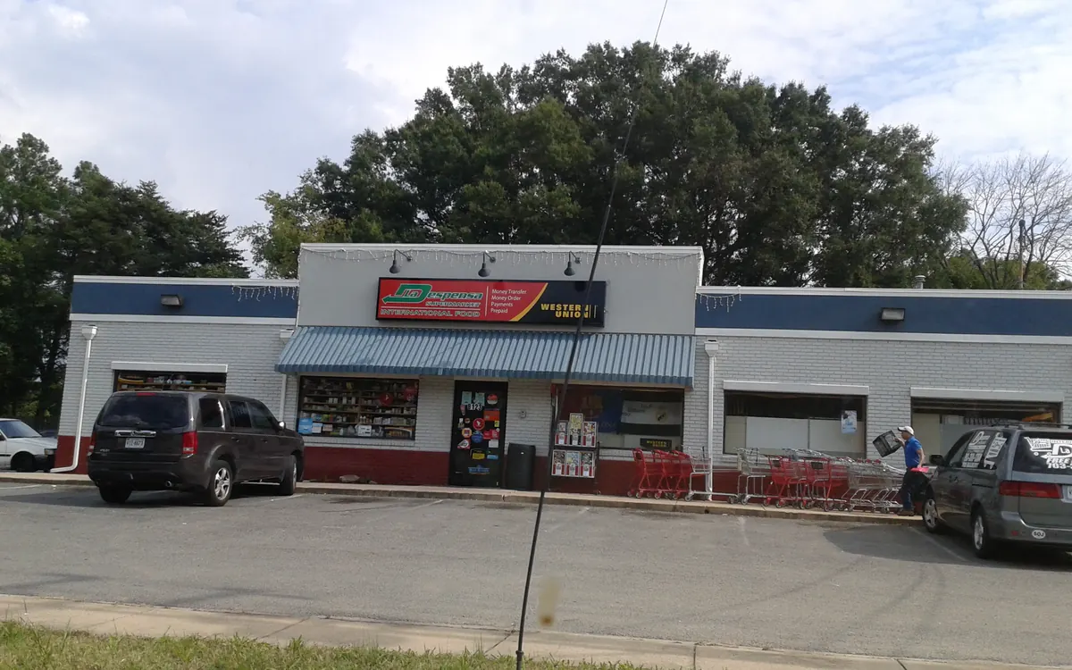 Storefront in Fairfax County, Virginia, with a Western Union money transfer sign (illustrative photo)