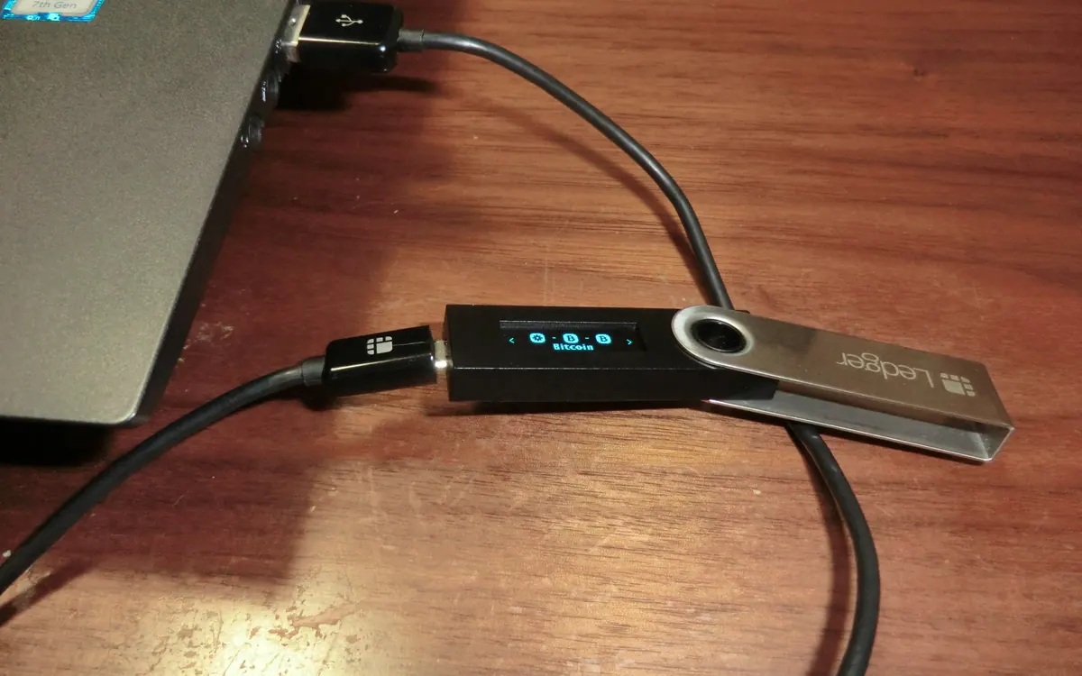 Апаратний гаманець Ledger Nano S, під'єднаний до ноутбука USB-кабелем