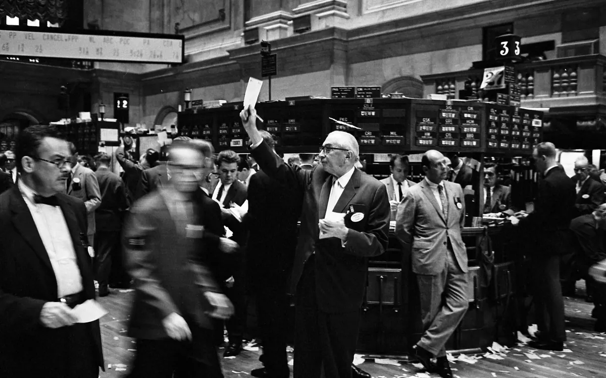 Traders on the floor of the New York Stock Exchange (historical photo) (illustrative photo)
