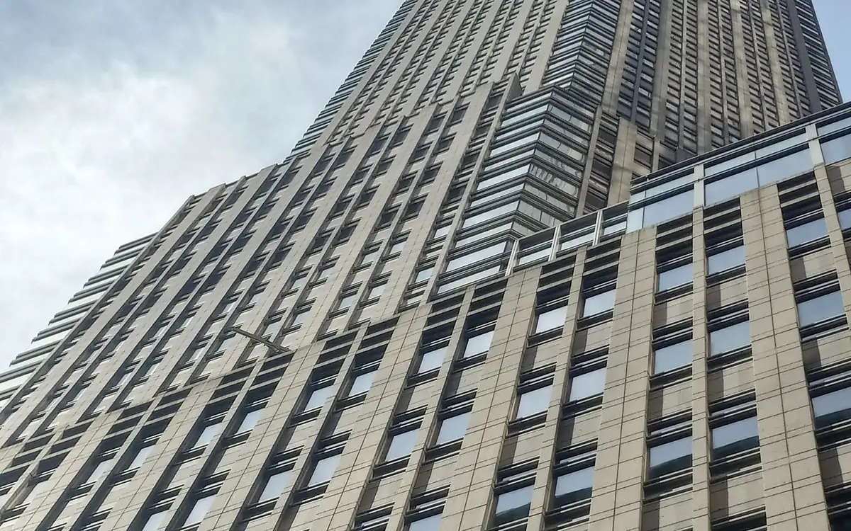 Небоскрёб 383 Madison Avenue, офис JPMorgan Chase в Мидтауне Манхэттена, вид снизу (иллюстративное фото)