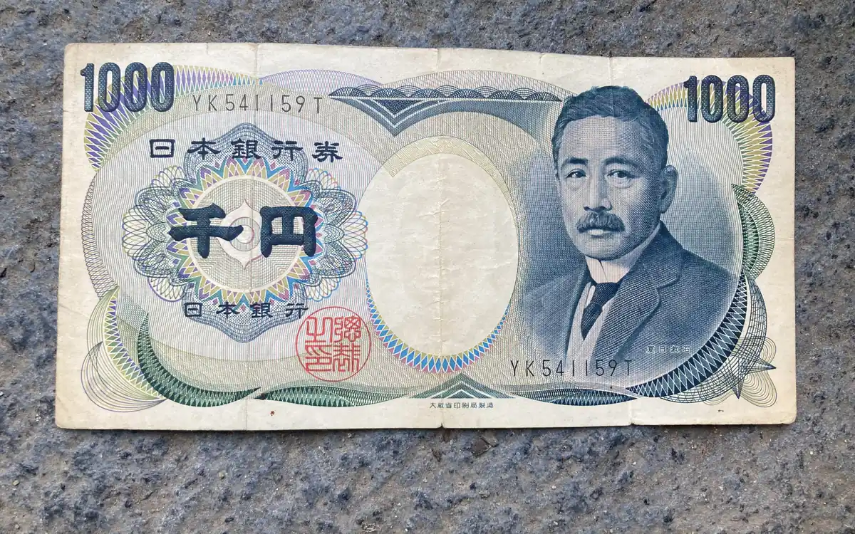 Japanese 1,000-yen banknotes spread out on a table (illustrative photo)