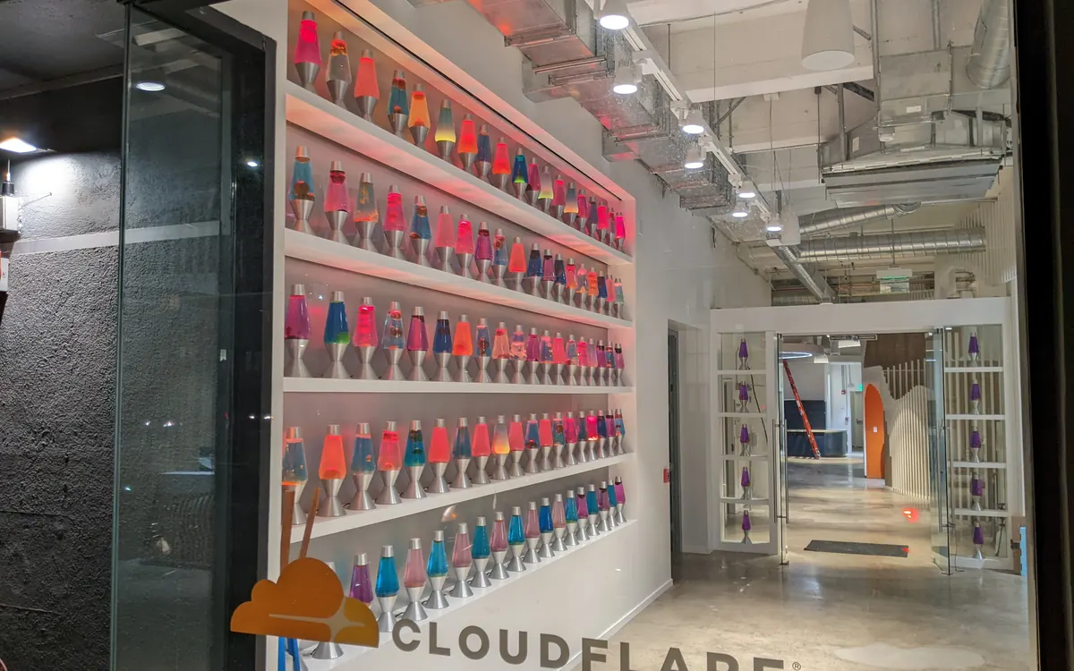 Стіна з різнокольорових лавових ламп при вході в офіс Cloudflare у Сан-Франциско (ілюстративне фото)