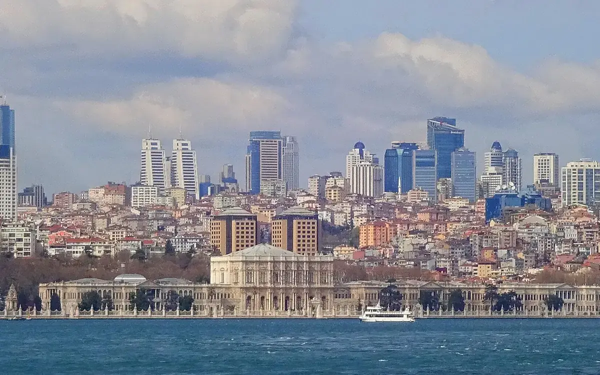 Istanbul skyline over the Bosphorus with the Beşiktaş district (illustrative photo)