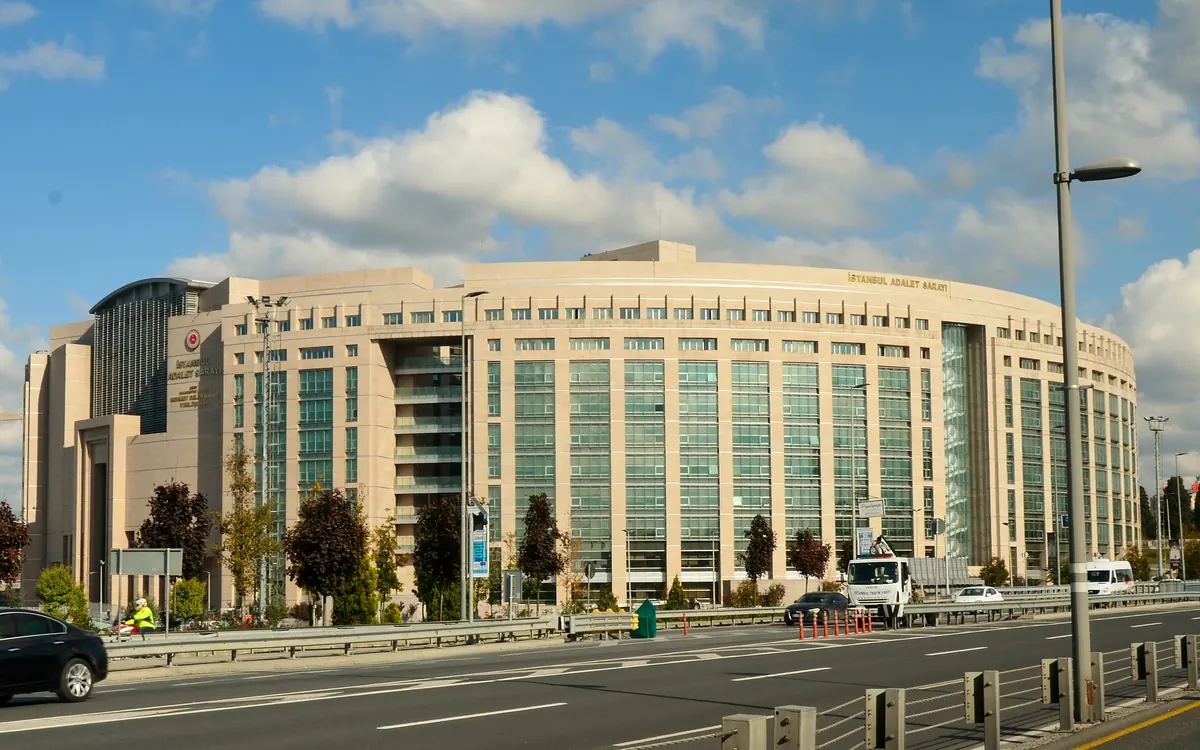 The Istanbul Palace of Justice courthouse in Çağlayan under a blue sky (illustrative photo)