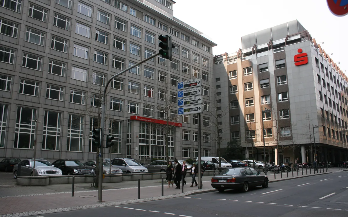Головной офис Frankfurter Sparkasse во Франкфурте-на-Майне с красным логотипом Sparkasse на фасаде