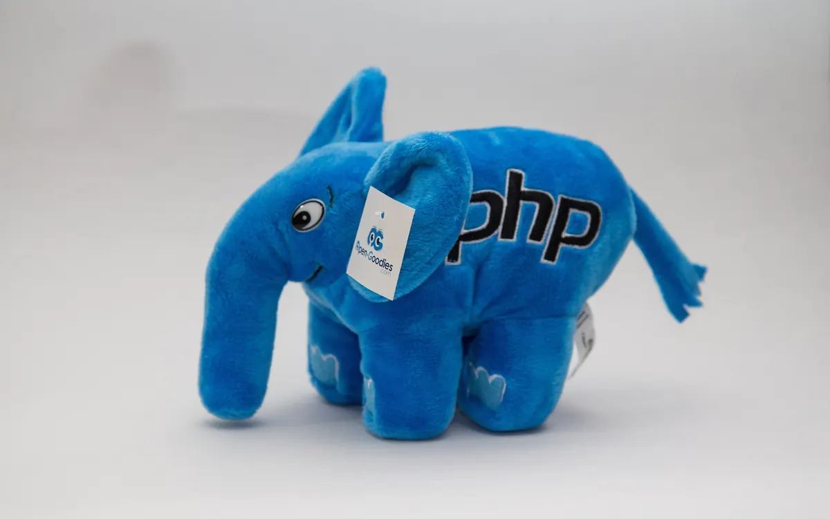 Синий плюшевый слоник elePHPant, талисман языка программирования PHP, на белом фоне (иллюстративное фото)