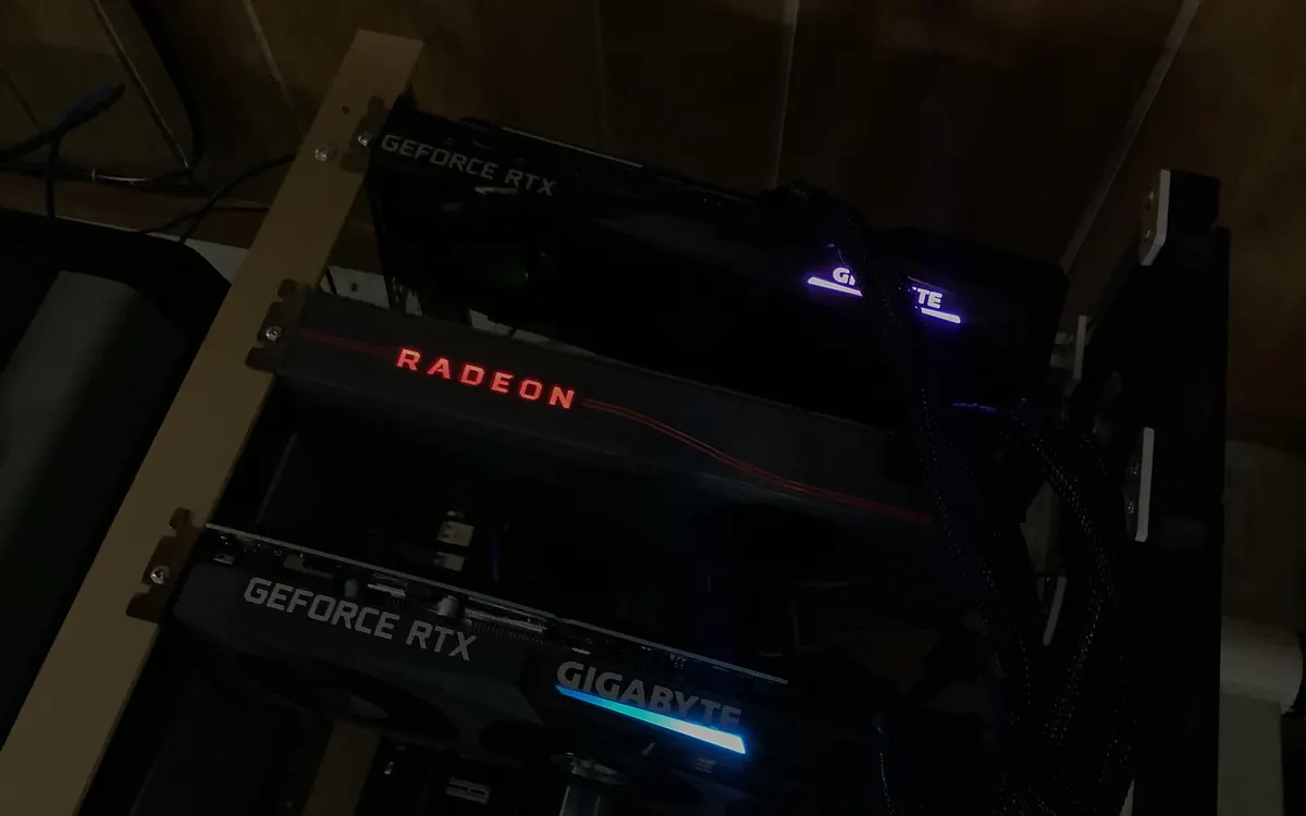 Риг для майнинга криптовалют с несколькими видеокартами GeForce RTX и Radeon (иллюстративное фото)