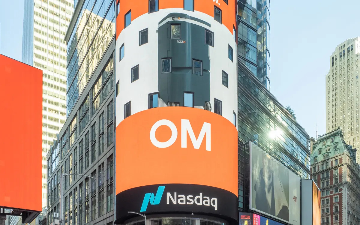 Вежа Nasdaq MarketSite з помаранчевим цифровим екраном на Таймс-сквер у Нью-Йорку (ілюстративне фото)